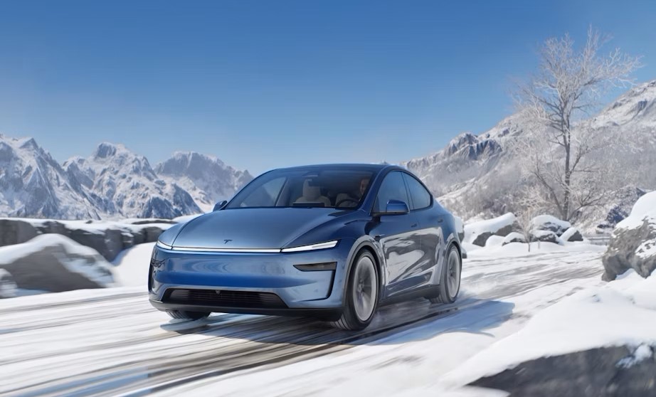 tesla model y juniper i hvidt snedækket terræn